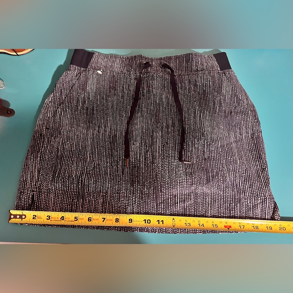Athleta Stylish Navy and White Women's Skirt - Picture 6 of 6